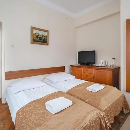 Jasny Palac Bed & Breakfast 2*